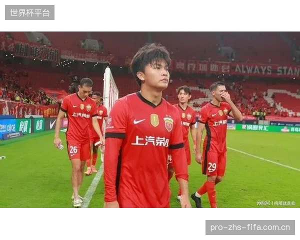 锋线核心错失良机，球队下半场体能下滑导致被动，暴露大赛经验不足问题。